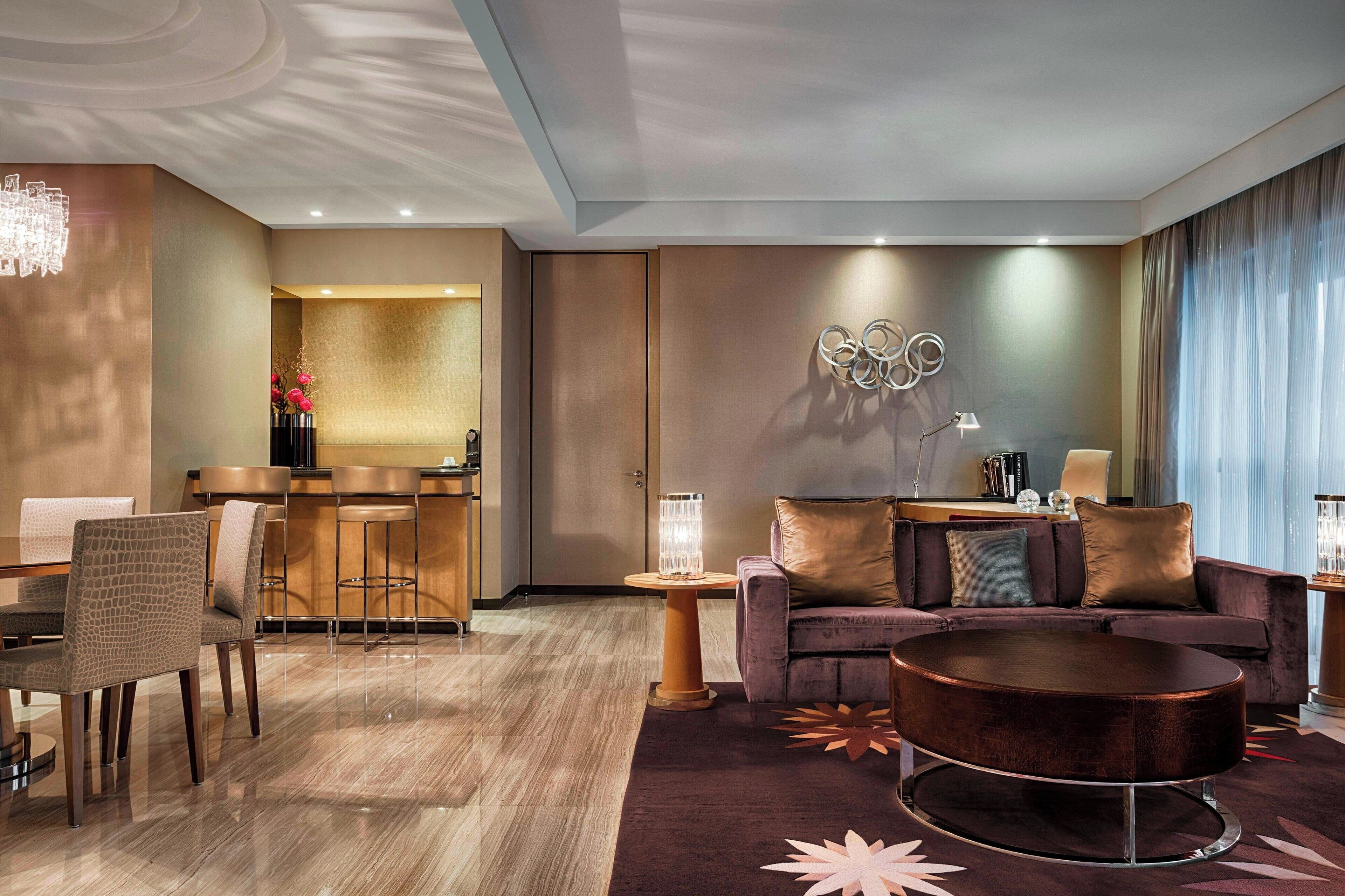 suite, 1 bedroom | living room | 32-inch lcd tv with satellite channels, tv, pay films