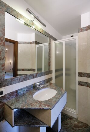 Shower, free toiletries, hair dryer - Hotel Parlamento (Rome)