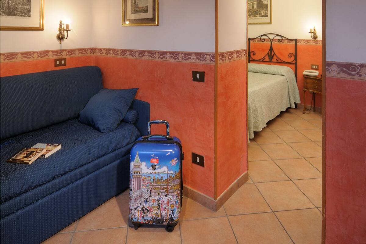 Junior suite, balkon | Woonruimte | Een lcd-televisie