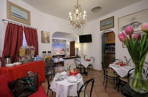 Free continental breakfast - Hotel Parlamento (Rome)