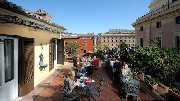 Outdoor dining - Hotel Parlamento (Rome)