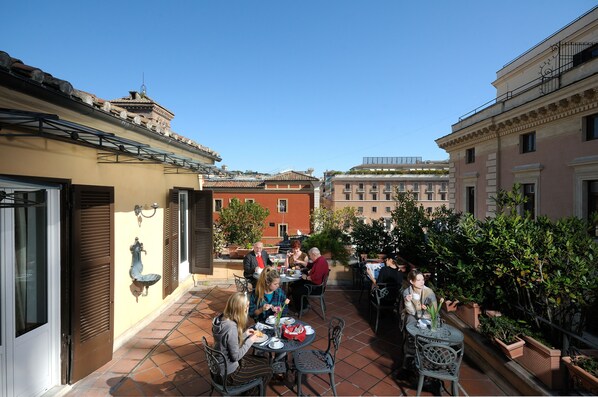 Outdoor dining - Hotel Parlamento (Rome)