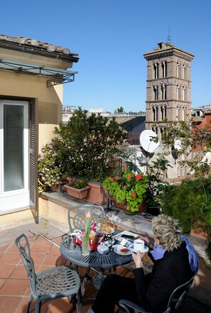 Outdoor dining - Hotel Parlamento (Rome)