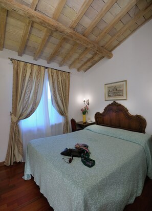 Premium bedding, in-room safe, iron/ironing board, free WiFi - Hotel Parlamento (Rome)