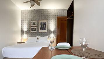 Studio, gedeeltelijk uitzicht op zee | 1 slaapkamer, een minibar, een bureau, een laptopwerkplek