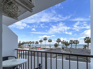 开间, 部分海景 | 迷你吧、办公桌、笔记本电脑工作区、遮光窗帘