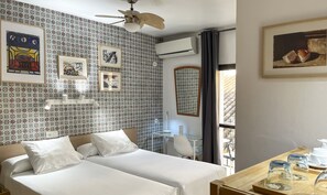 Tweepersoonskamer, uitzicht op de stad | Een minibar, een bureau, een laptopwerkplek, verduisterende gordijnen