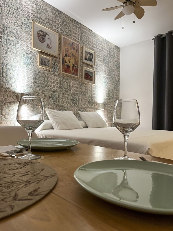 ميني بار ومكتب ومساحة عمل للكمبيوتر المحمول وستائر تعتيم