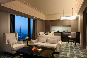 Kjøleskap, kjøkkenutstyr og papirhåndklær