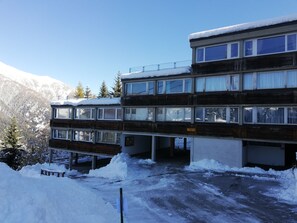A multi-story wooden building with large windows, a balcony, and a sign indicating a room count of 2. - Residence COPAI (Mezzana)