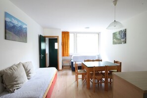 อพาร์ทเมนท์, 1 ห้องนอน | บริเวณนั่งเล่น | ทีวี