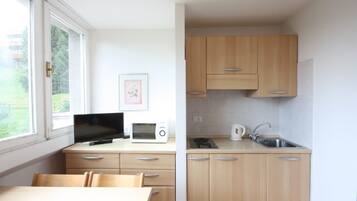 Studio | Private kitchen | Fridge, microwave, stovetop, coffee/tea maker