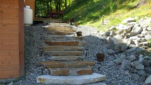 A stone staircase leading to a wooden building. - Auberge Le Four à Pain (Petite-Riviere-Saint-Francois)