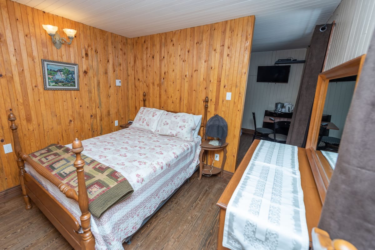 Suite económica, 1 cama doble, no fumadores, vistas al mar | 1 dormitorio, caja fuerte, decoración individual y mobiliario individual