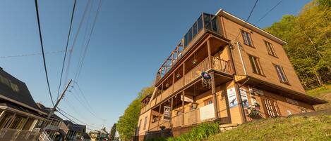 Vista frontal de la propiedad