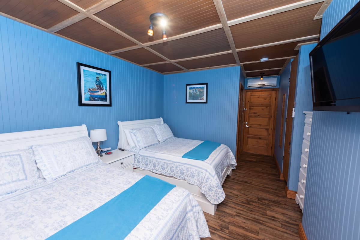 Habitación estándar, 2 camas dobles | 1 dormitorio, caja fuerte, decoración individual y mobiliario individual