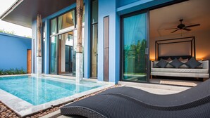 Un espace piscine moderne avec un fauteuil de relaxation, un ventilateur de plafond et une porte vitrée donnant sur une pièce.