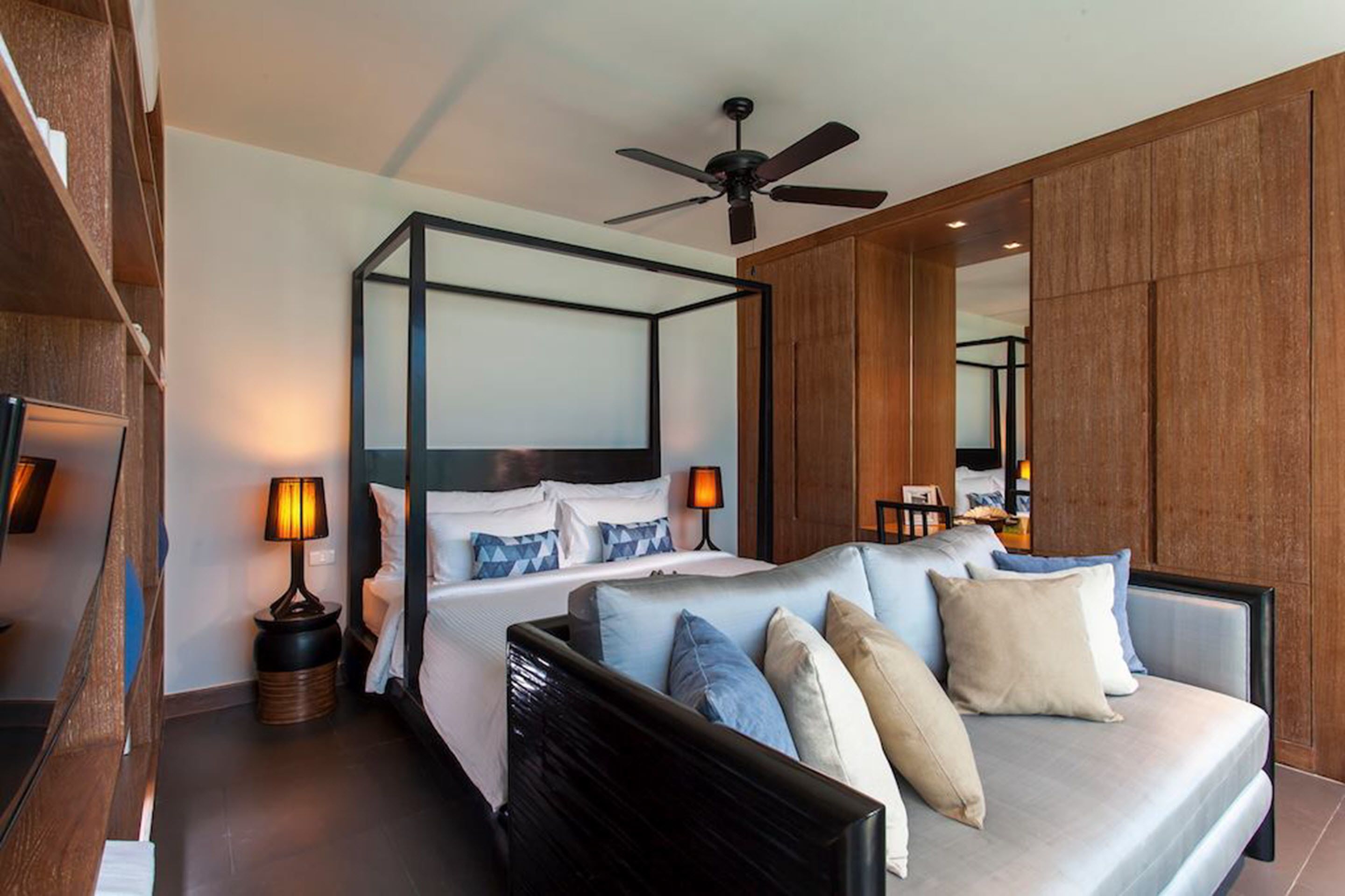 Zimmersafe, Schreibtisch, Verdunkelungsvorhänge, Bügeleisen/Bügelbrett