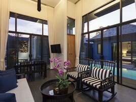 2 Bedrooms Private Pool Villa - Cozy Style | Zona de estar | Televisión de pantalla plana de 32 pulgadas con canales por cable