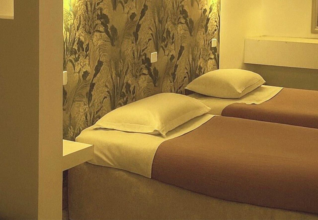 Minibar, coffres-forts dans les chambres, rideaux occultants