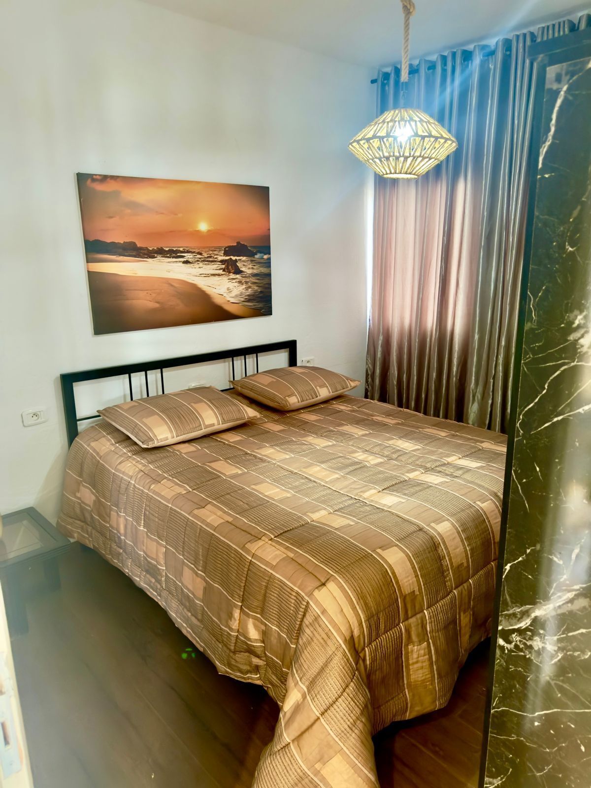 Minibar, coffres-forts dans les chambres, rideaux occultants