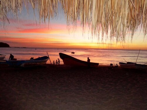 Machele' s Place Beachside Hotel & Pool