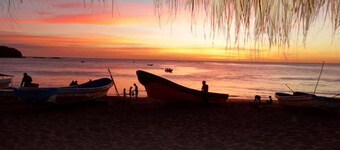 Machele' s Place Beachside Hotel & Pool