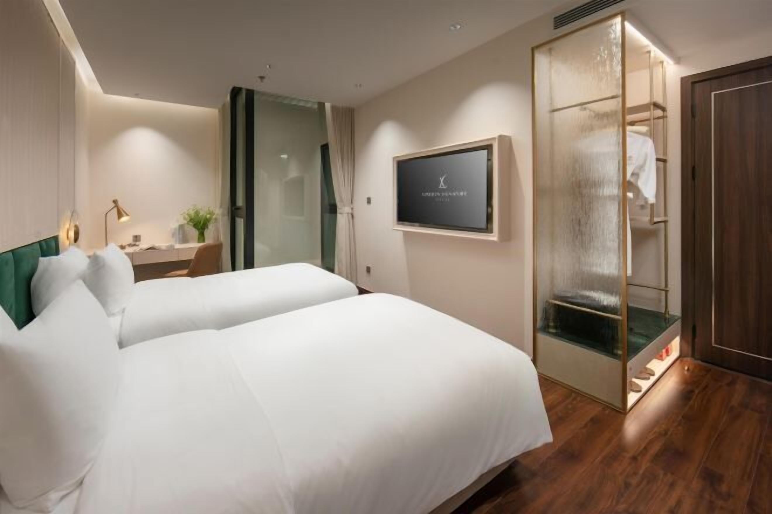 Premium bedding, down comforters, minibar, in-room safe