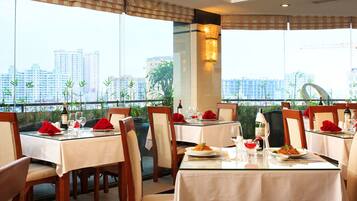 Se ofrece un desayuno bufé (5 USD por persona)