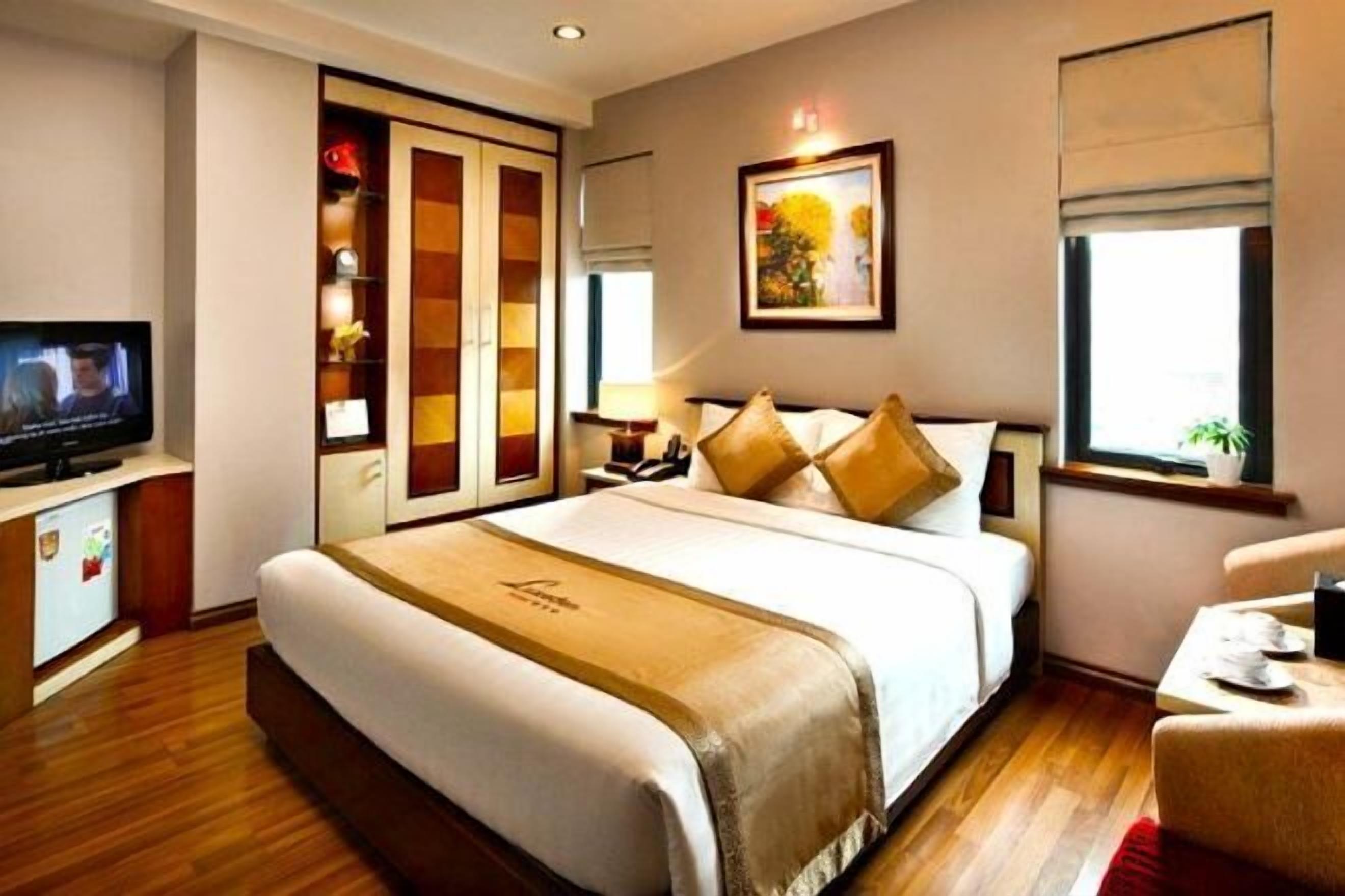 Premium bedding, down comforters, minibar, in-room safe