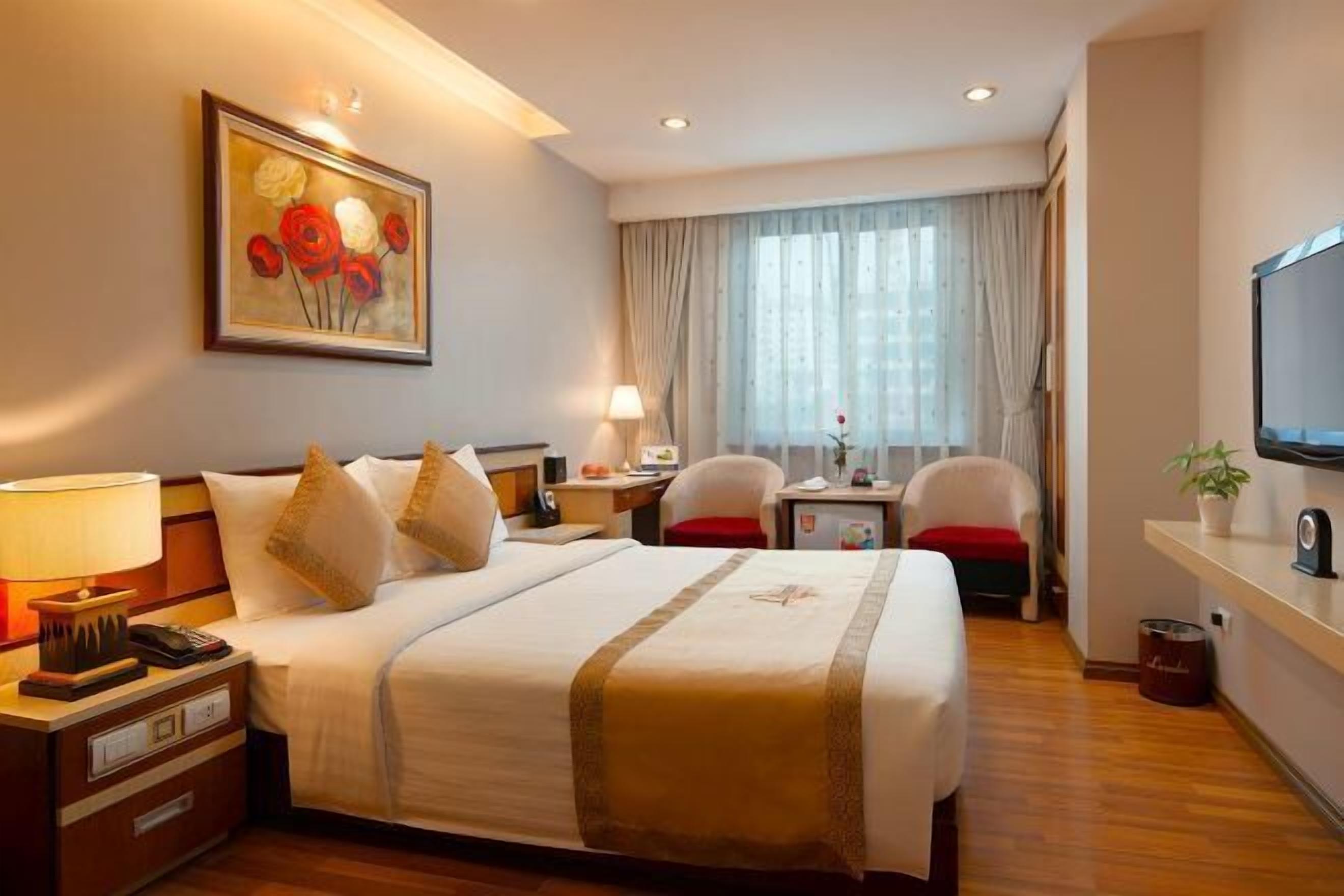 Premium bedding, down comforters, minibar, in-room safe