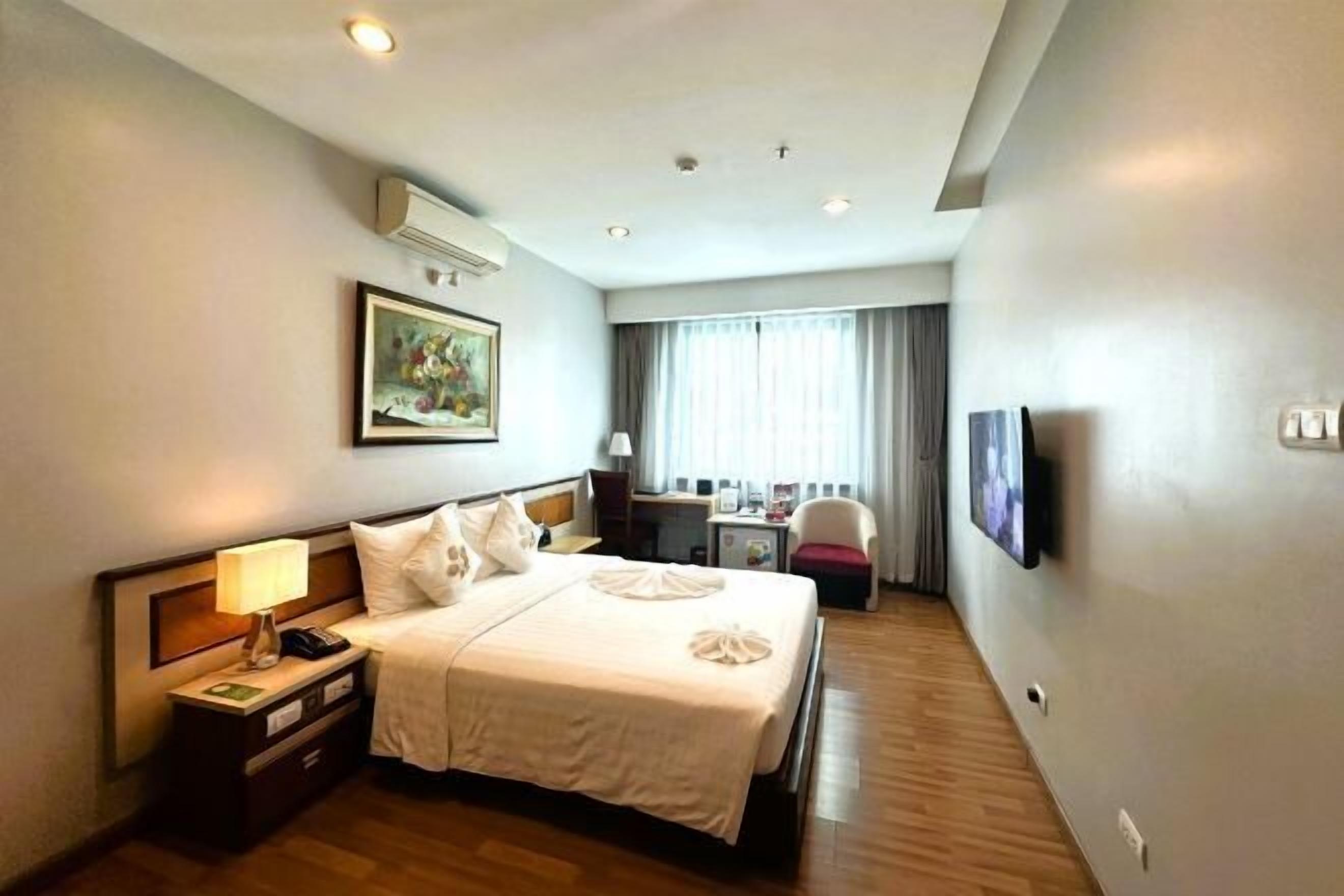 Premium bedding, down comforters, minibar, in-room safe