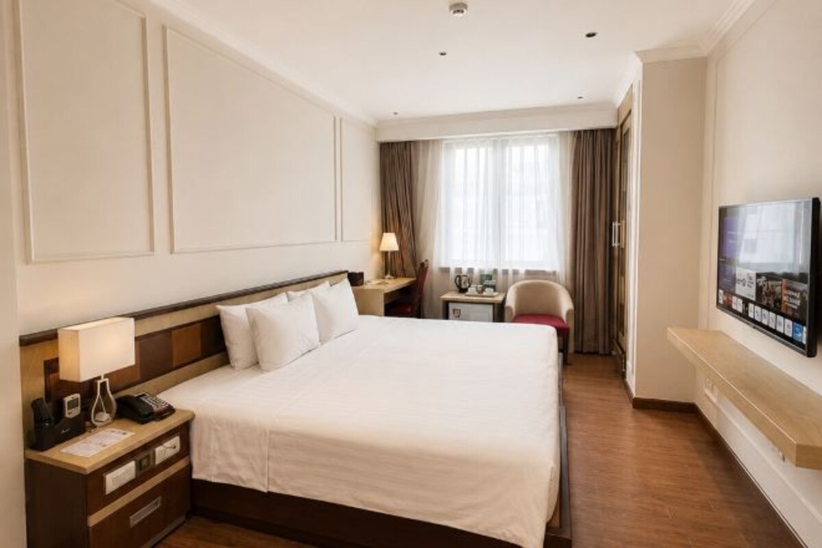 Seprai premium, selimut bulu angsa, minibar, dan brankas