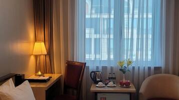 Ropa de cama de alta calidad, edredones de plumas, minibar y caja fuerte