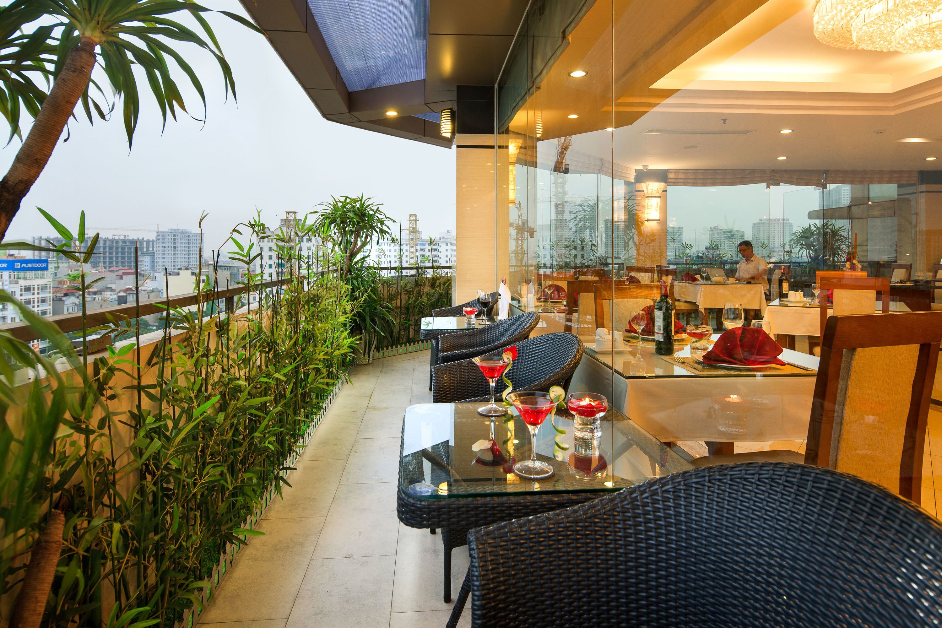 供應早餐、午餐、晚餐；多國菜