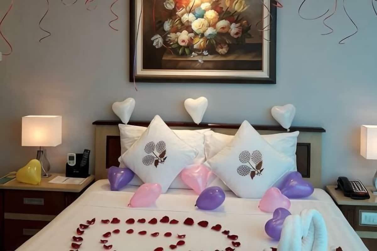 Premium bedding, down comforters, minibar, in-room safe