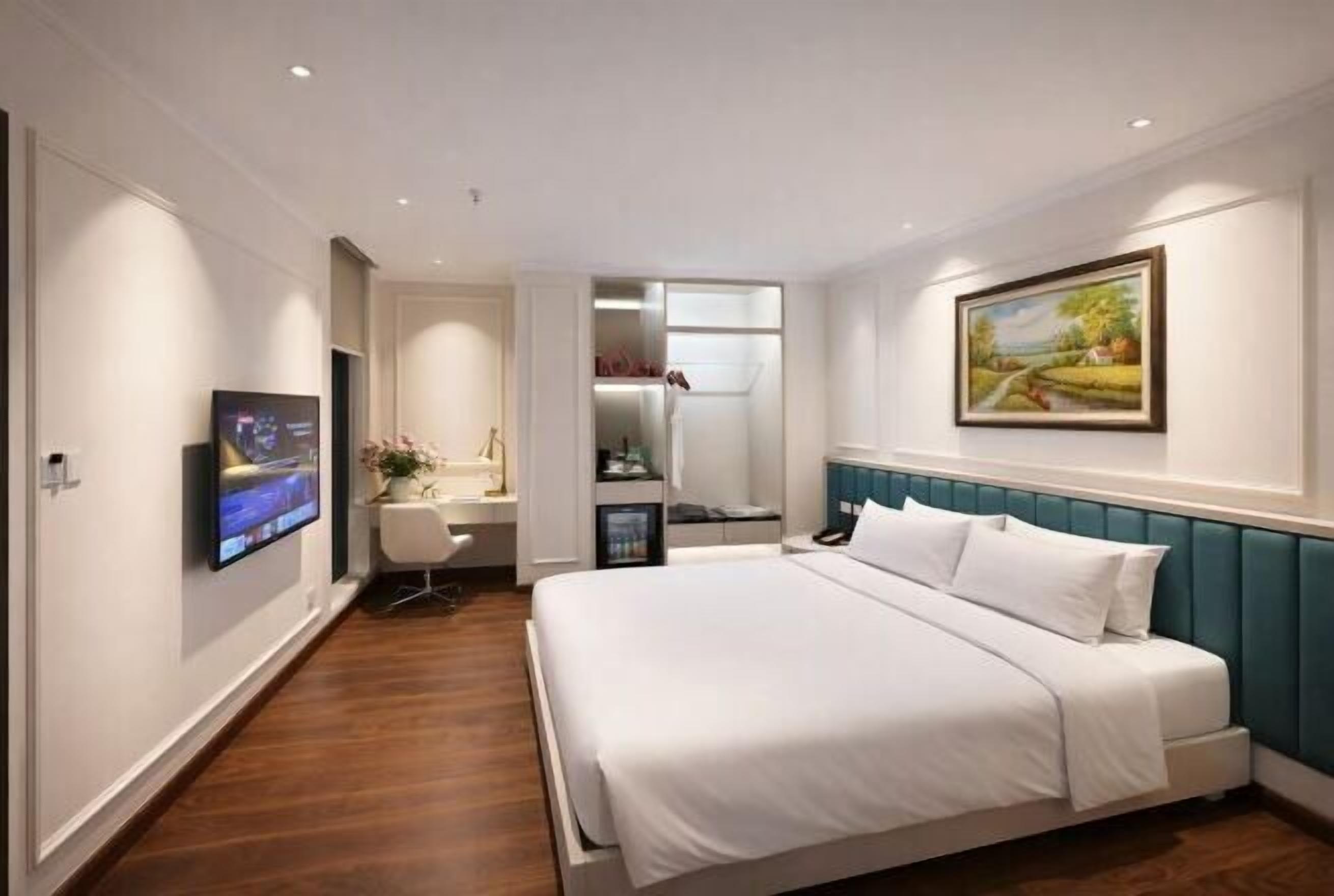 Premium bedding, down duvets, minibar, in-room safe