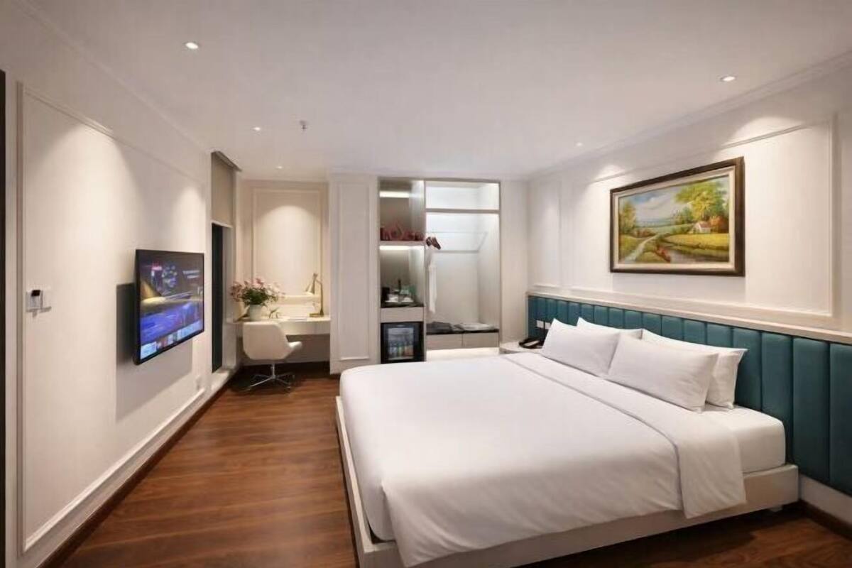 Premium bedding, down comforters, minibar, in-room safe