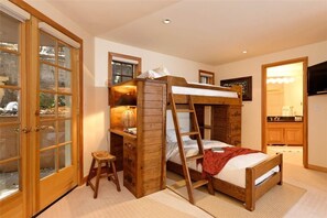 4 bedrooms, individually decorated, iron/ironing board, free WiFi