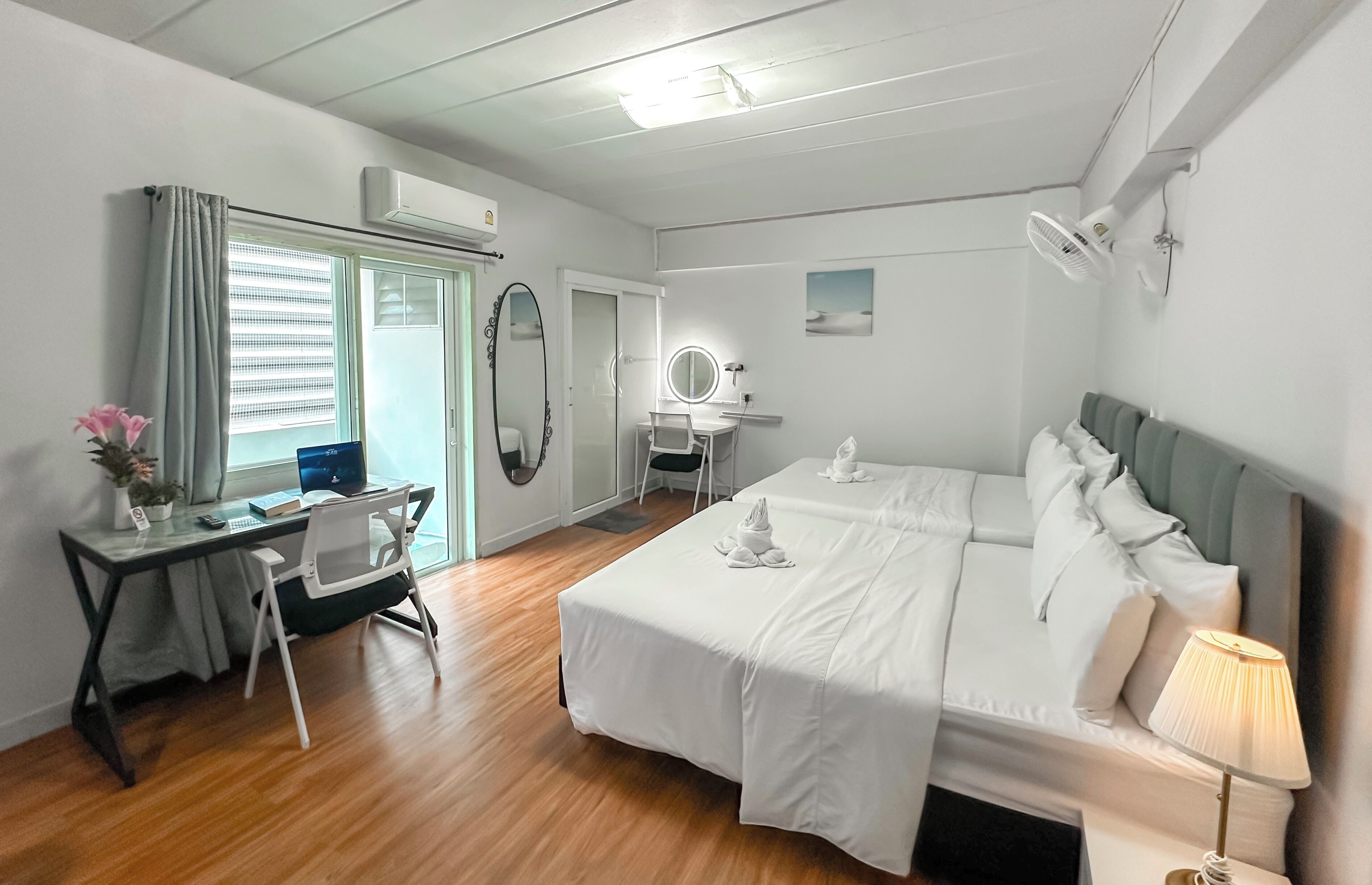  Family Room | Bàn, giường gấp/giường phụ (phụ phí) 