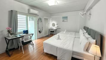 Family Room | Desk, rollaway beds, free WiFi