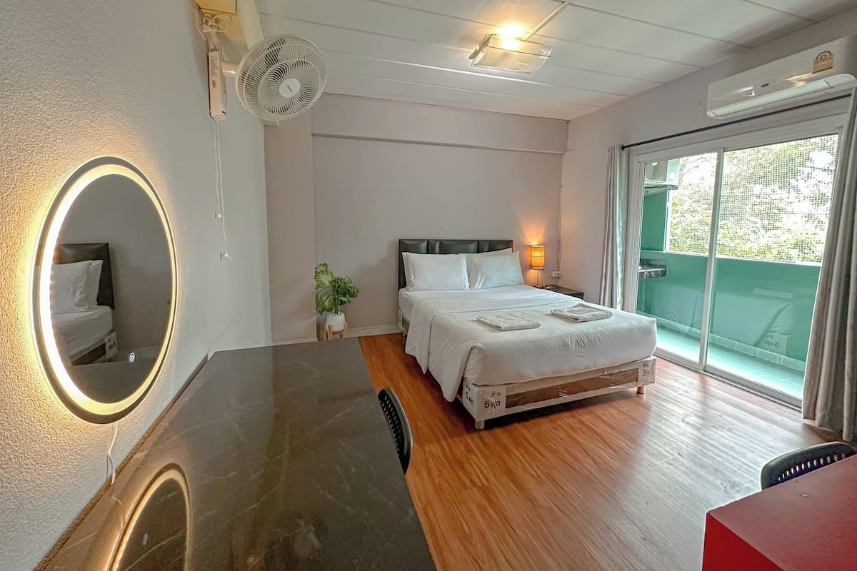Desk, rollaway beds, free WiFi