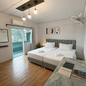 Phòng 2 giường đơn Tiêu chuẩn | Bàn, giường gấp/giường phụ (phụ phí) 