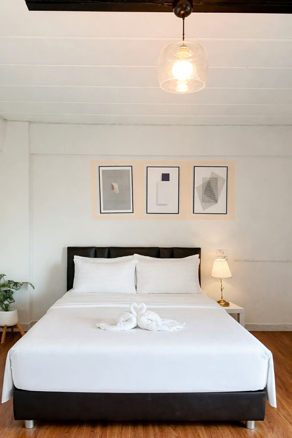 Desk, rollaway beds, free WiFi