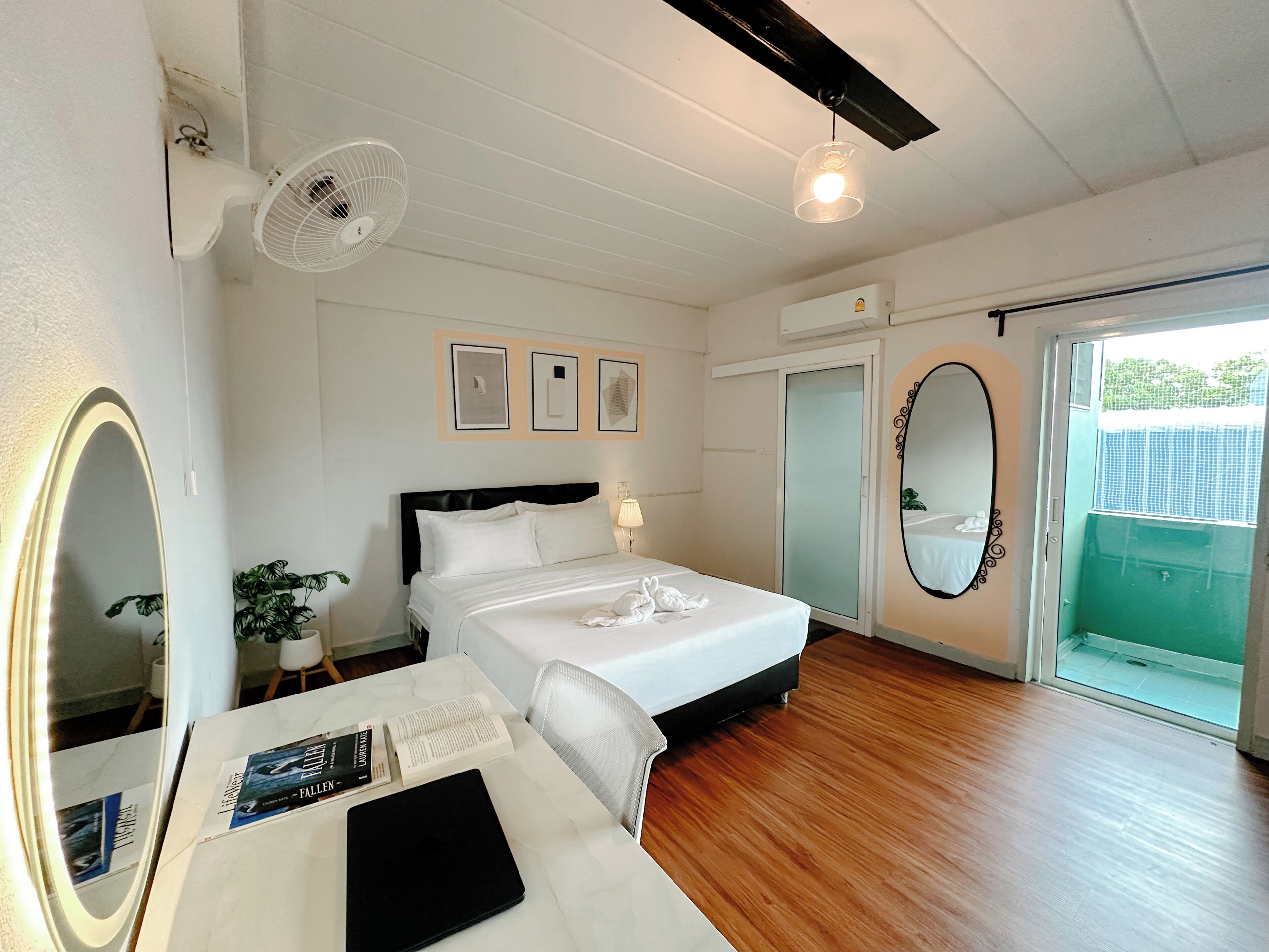 办公桌、折叠床/加床（额外收费）、免费 WiFi