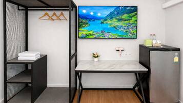 32-inch LED TV with cable channels, TV