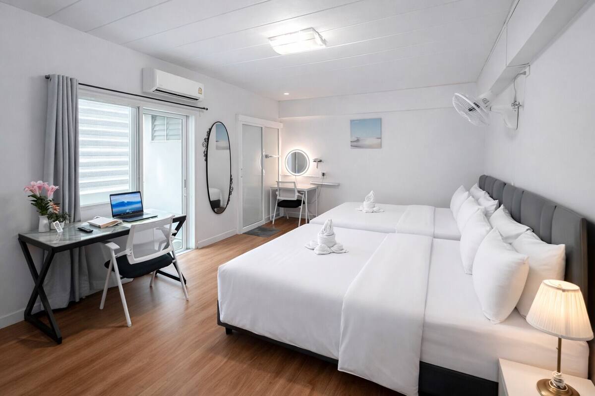 Family Room | Bàn, giường gấp/giường phụ (phụ phí)