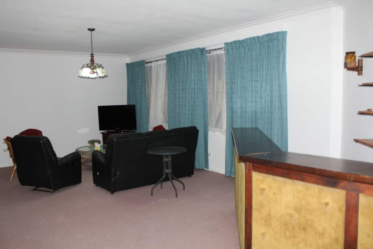 Blackout drapes, free WiFi, bed sheets