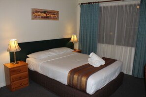 Deluxe Suite, 1 Queen Bed | Blackout drapes, free WiFi, bed sheets - Normandie Inn and Function Centre (Wollongong)