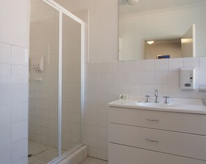 Shower, free toiletries, towels - Normandie Inn and Function Centre (Wollongong)